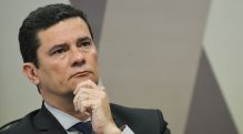 ﻿O que faz uma sociedade normalizar absurdos como se não houvesse nada de mais? 