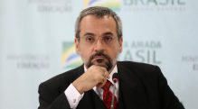 ﻿Gestão democrática em tempos de terrorismo na política educacional
